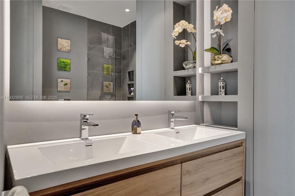 Image 19 of property listing at 725 NE 22nd St PH1A, Miami, FL 33137