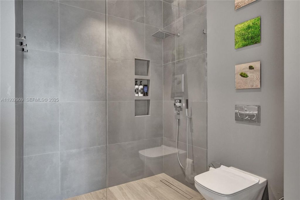 Image 20 of property listing at 725 NE 22nd St PH1A, Miami, FL 33137