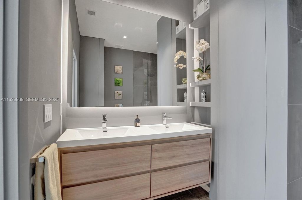 Image 21 of property listing at 725 NE 22nd St PH1A, Miami, FL 33137