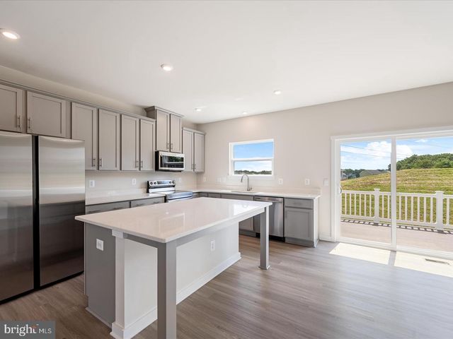 17 LYRIQ CT, Inwood, WV 25428