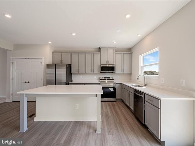 17 LYRIQ CT, Inwood, WV 25428