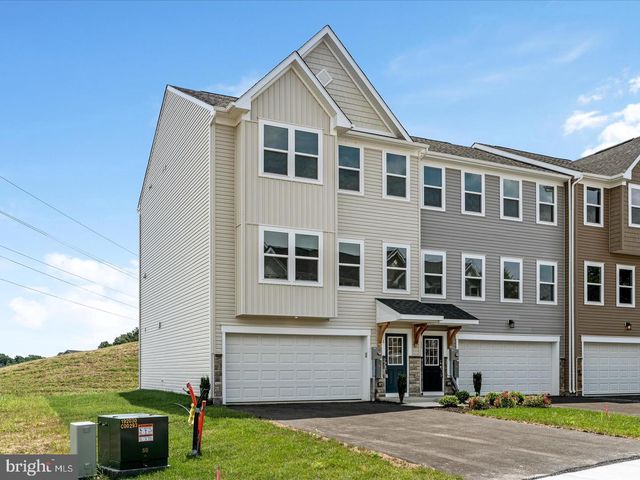 17 LYRIQ CT, Inwood, WV 25428