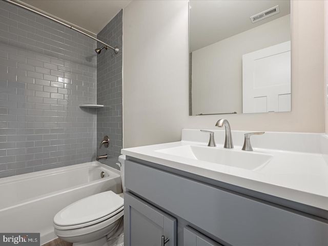 17 LYRIQ CT, Inwood, WV 25428