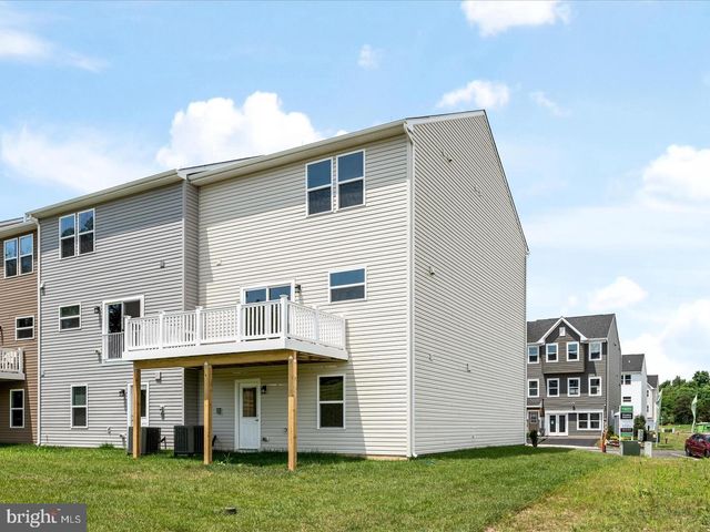 17 LYRIQ CT, Inwood, WV 25428