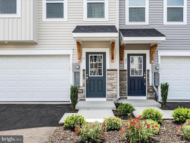 17 LYRIQ CT, Inwood, WV 25428