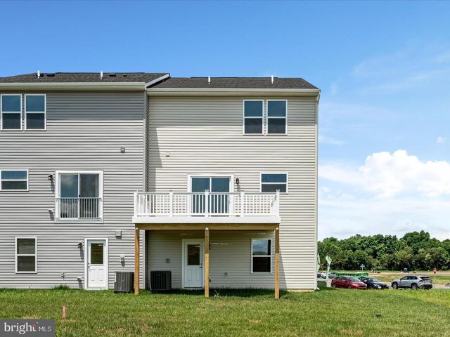 17 LYRIQ CT, Inwood, WV 25428