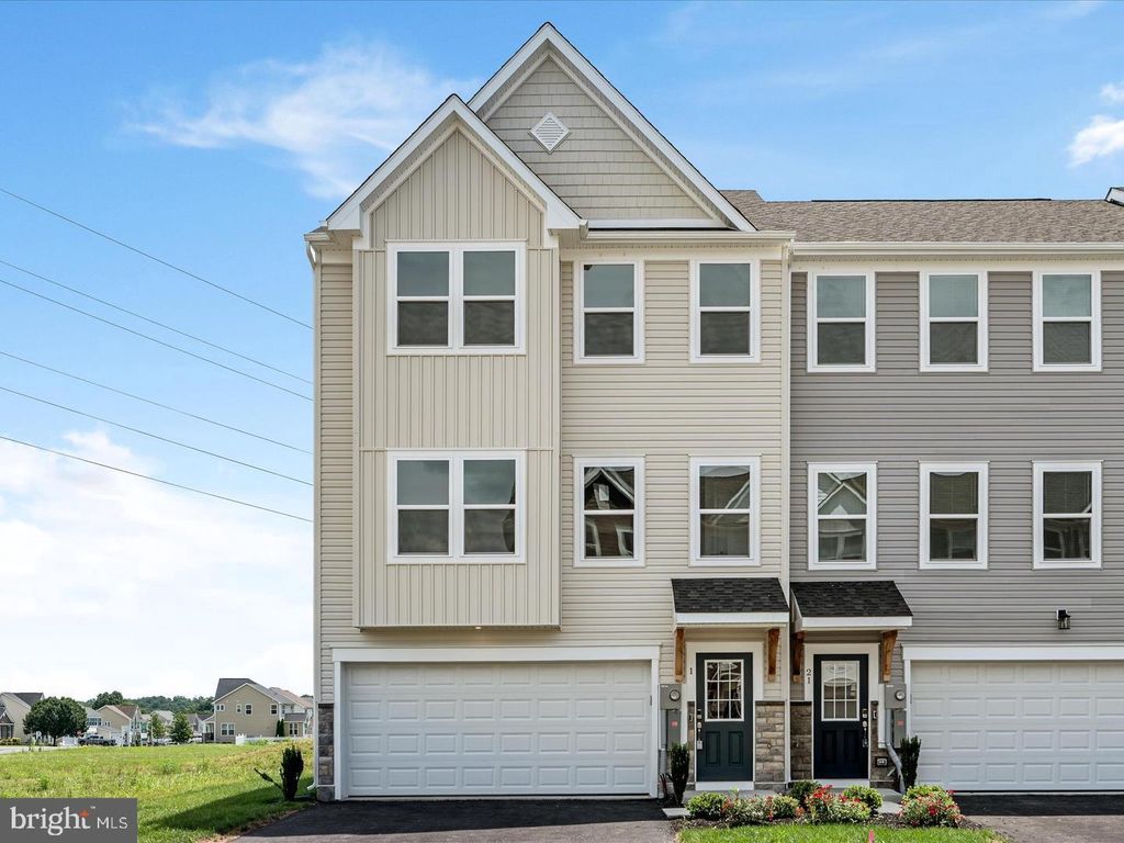 17 LYRIQ CT, Inwood, WV 25428