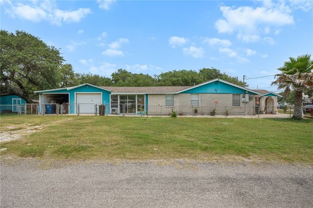 627 S Fuqua St, Rockport, TX 78382