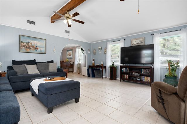 627 S Fuqua St, Rockport, TX 78382