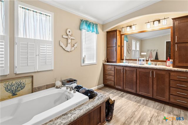 1845 Royal Road, Port Lavaca, TX 77979