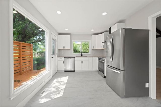 518 SE RICHARDSON Place, Lee's Summit, MO 64063