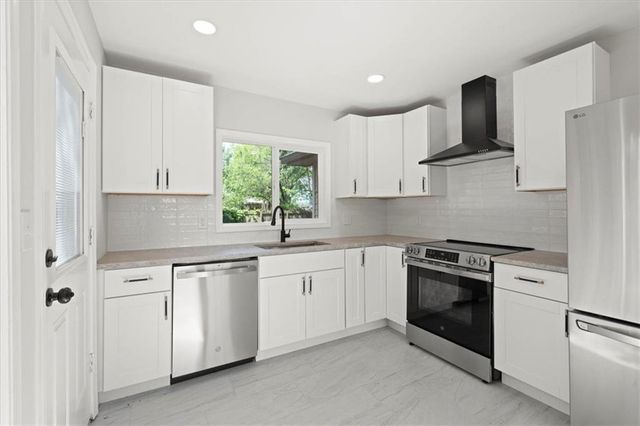 518 SE RICHARDSON Place, Lee's Summit, MO 64063