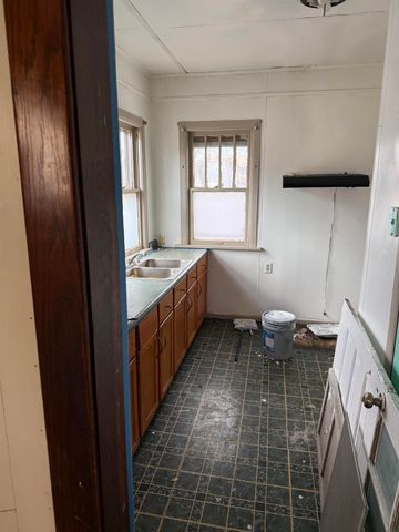 120 Conger St, Waterloo, IA 50703