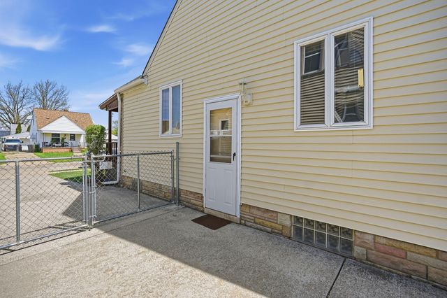 8292 Superior Street, Center Line, MI 48015