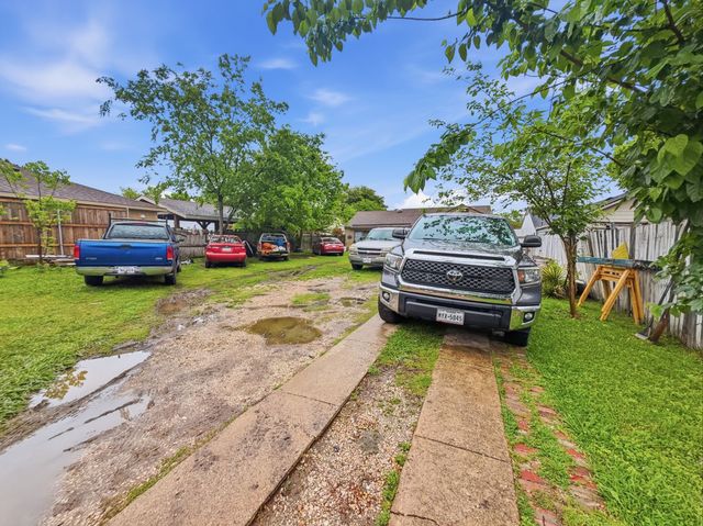 10315 Oak Gate Lane, Dallas, TX 75217