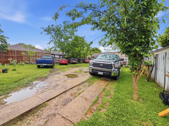 10315 Oak Gate Lane, Dallas, TX 75217