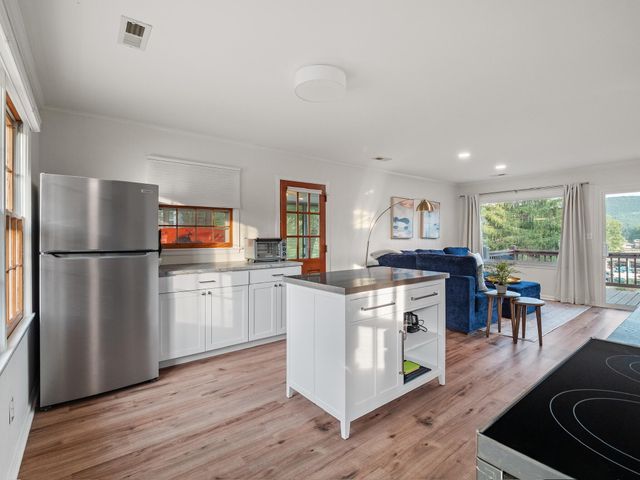 1182 Lauras LN, Huddleston, VA 24104