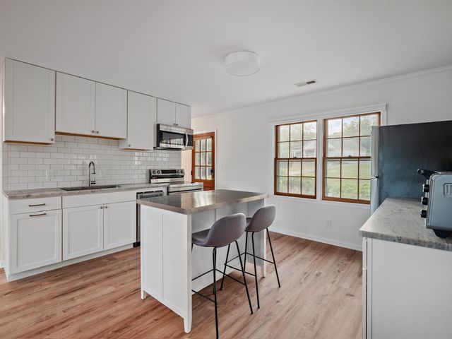 1182 Lauras LN, Huddleston, VA 24104