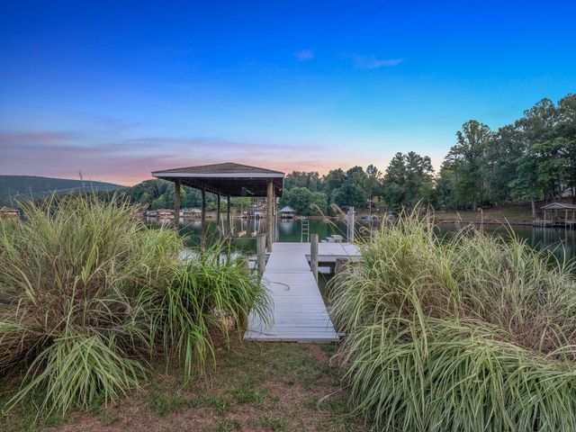 1182 Lauras LN, Huddleston, VA 24104