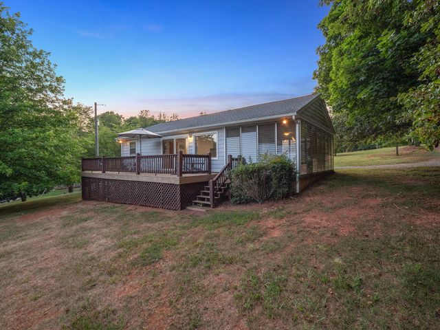 1182 Lauras LN, Huddleston, VA 24104