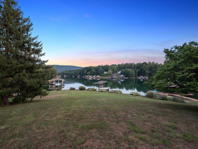 1182 Lauras LN, Huddleston, VA 24104