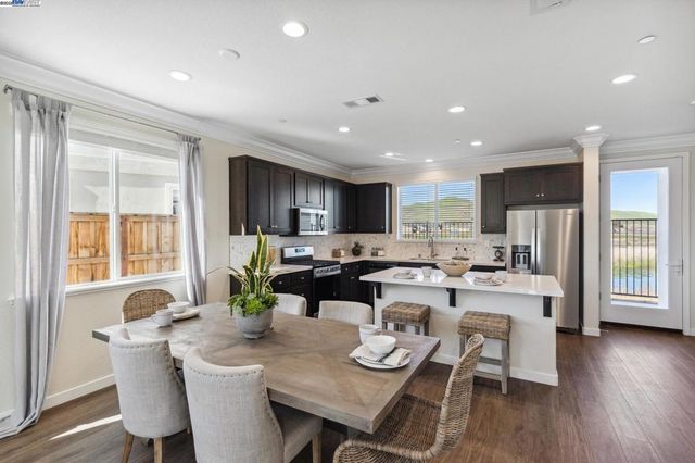 1488 Monument Ln, Fairfield, CA 94533