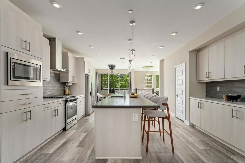 Image 7 of property listing at 2804 AVELLA CIRCLE, San Diego, CA 92108