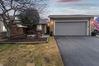 5605 Hillcrest Circle, West Bloomfield Twp, MI 48322