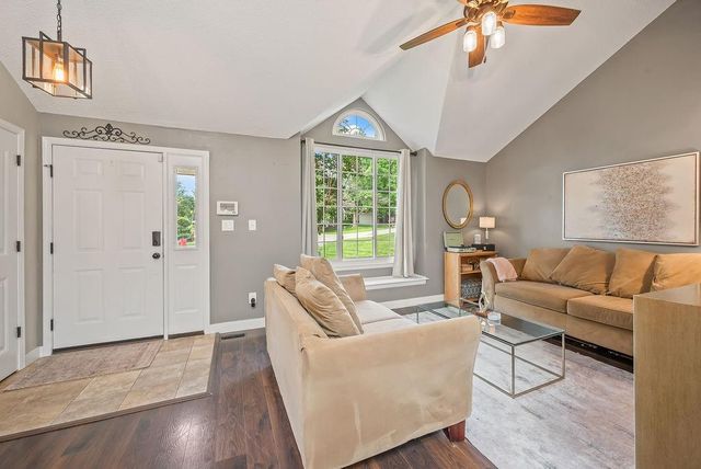 4208 NW Jonathan Court, Blue Springs, MO 64015