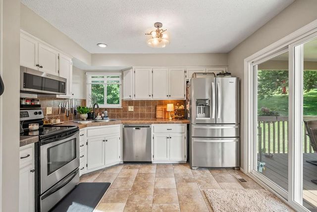 4208 NW Jonathan Court, Blue Springs, MO 64015