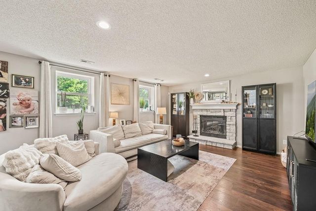 4208 NW Jonathan Court, Blue Springs, MO 64015