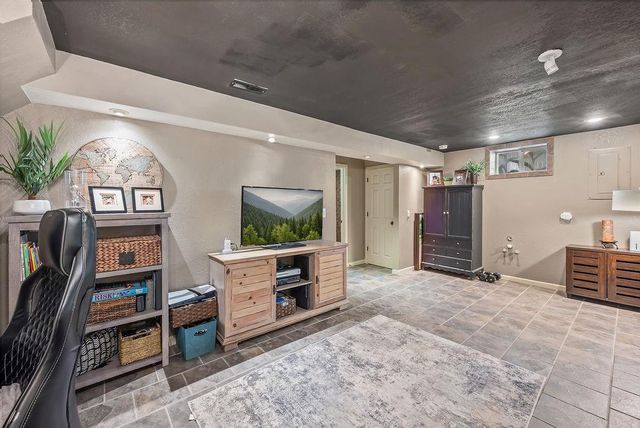 4208 NW Jonathan Court, Blue Springs, MO 64015