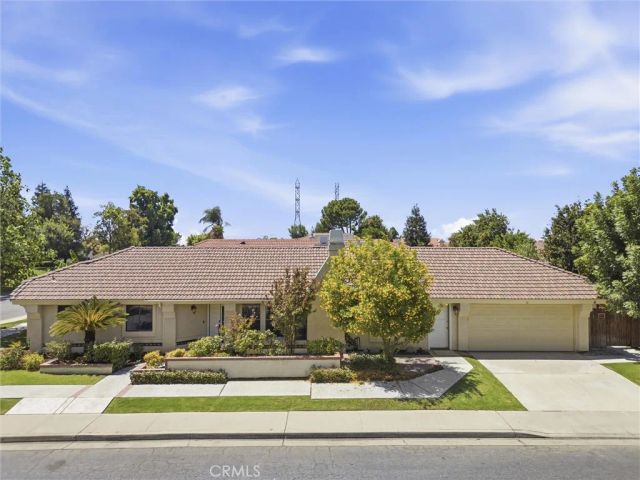 8112 Chaucer, Bakersfield, CA 93311