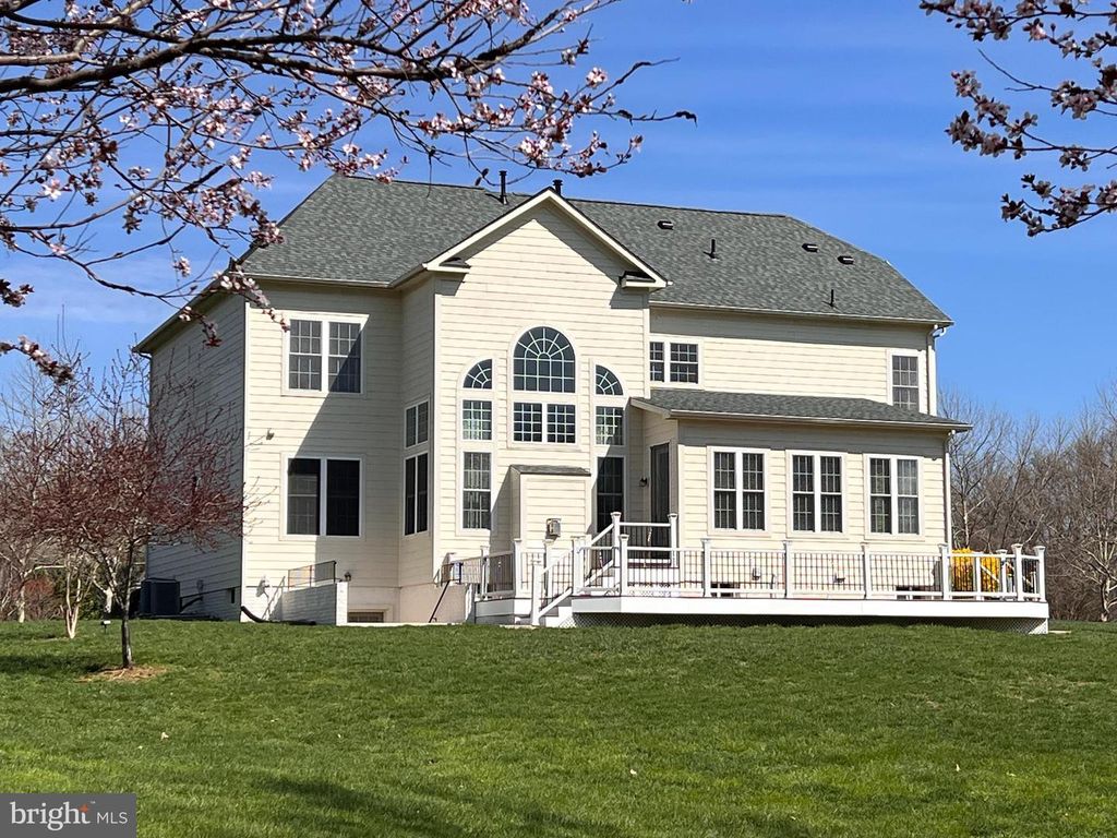 Image 3 of property listing at 11039 HUNTERS VIEW RD, Ellicott City, MD 21042