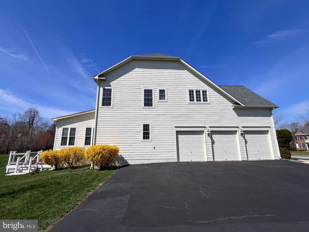 Image 4 of property listing at 11039 HUNTERS VIEW RD, Ellicott City, MD 21042