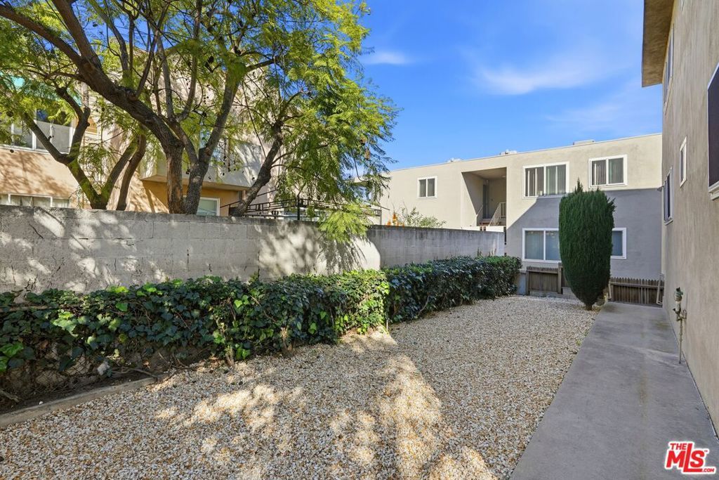 Image 11 of property listing at 425 E Tamarack Avenue, Inglewood, CA 90301