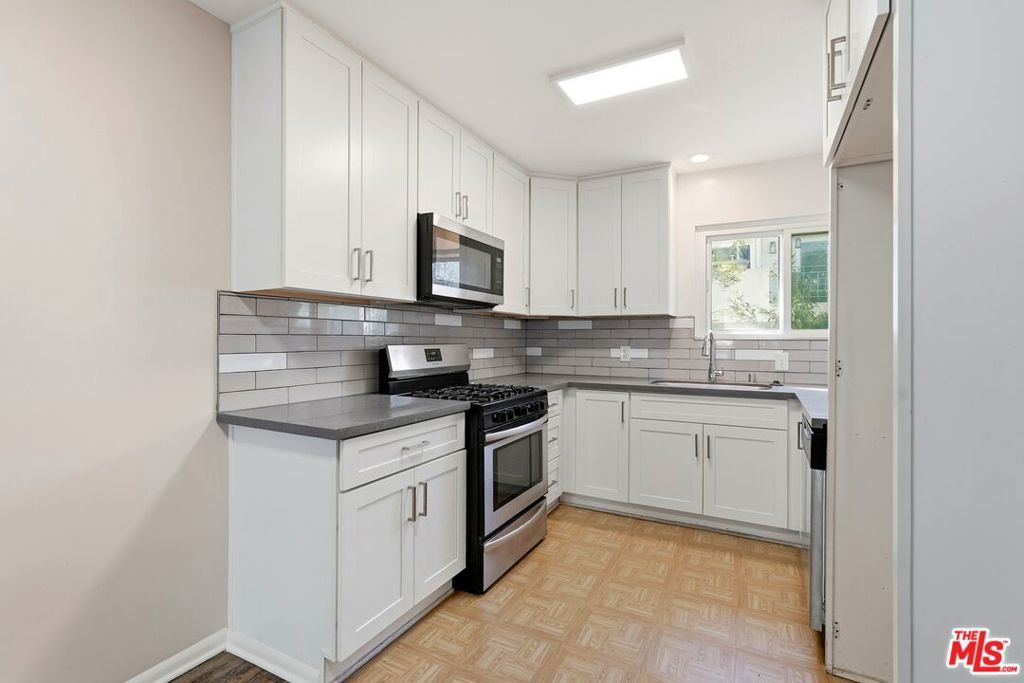 Image 15 of property listing at 425 E Tamarack Avenue, Inglewood, CA 90301