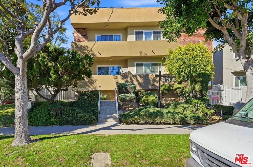 Image 2 of property listing at 425 E Tamarack Avenue, Inglewood, CA 90301