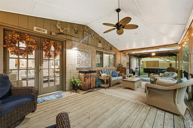 1101 Killarney Avenue, Friendswood, TX 77546