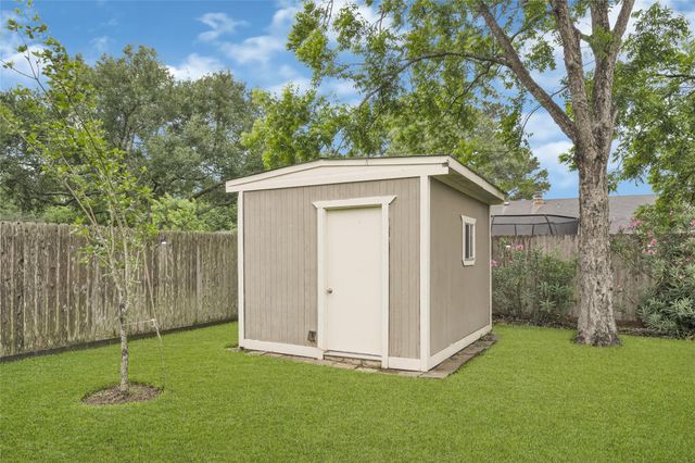 1101 Killarney Avenue, Friendswood, TX 77546