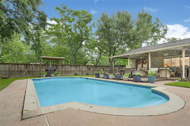 1101 Killarney Avenue, Friendswood, TX 77546