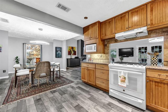 1101 Killarney Avenue, Friendswood, TX 77546