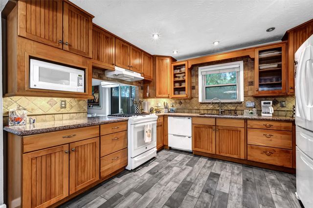 1101 Killarney Avenue, Friendswood, TX 77546