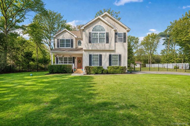 4 Clinton Avenue, Bellport, NY 11713