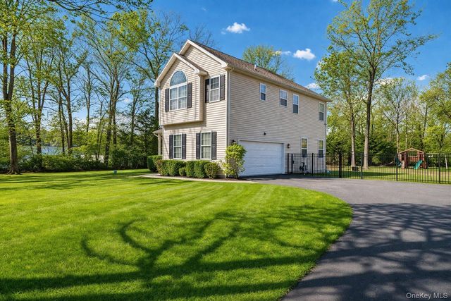 4 Clinton Avenue, Bellport, NY 11713