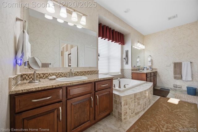 63072 S Plantation Court, Washington Township, MI 48095