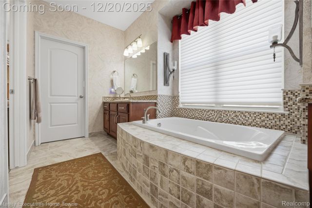 63072 S Plantation Court, Washington Township, MI 48095