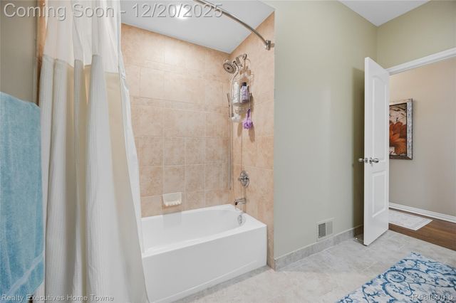 63072 S Plantation Court, Washington Township, MI 48095