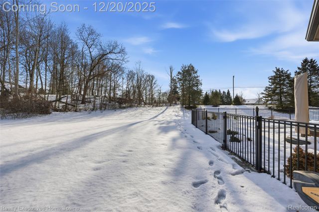 63072 S Plantation Court, Washington Township, MI 48095