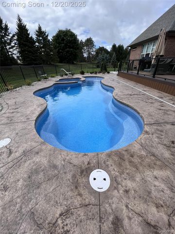 63072 S Plantation Court, Washington Township, MI 48095